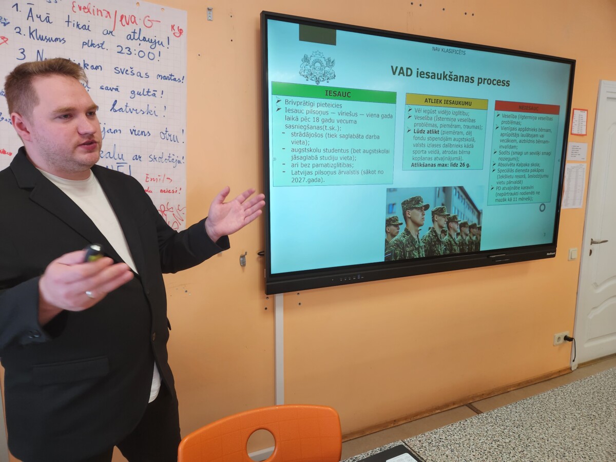 Apsver iespēju cīņā ar Baltkrievijas izraisīto nelegālās imigrācijas spiedienu uz robežu sūtīt VAD karavīrus