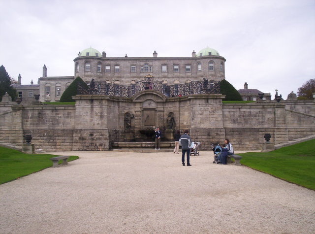Powerscourt – muiža, dārzi un ūdenskritums.