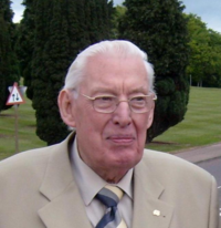 Ian Paisley atkāpjas no amata.