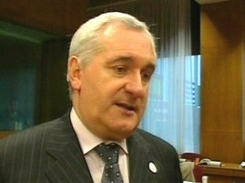 Bertie Ahern juristu jautājumu krustugunīs.