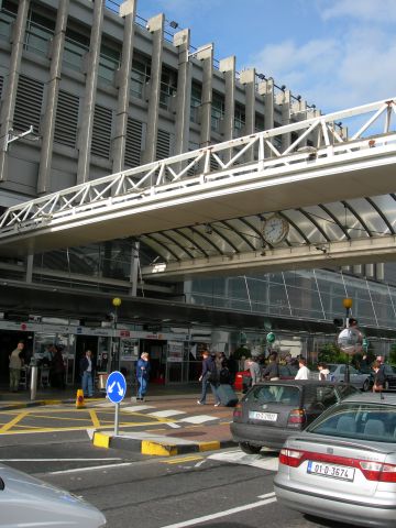 Lidostā paaugstināta auto stāvvietas maksa.