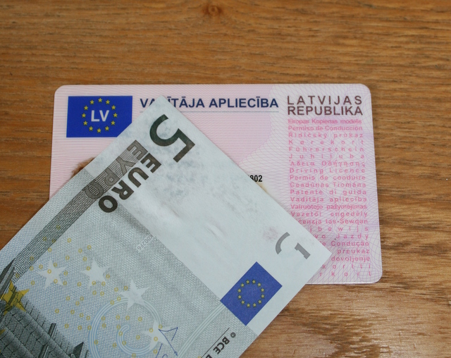 Atklāj viltotu Latvijas autovadītāja apliecību