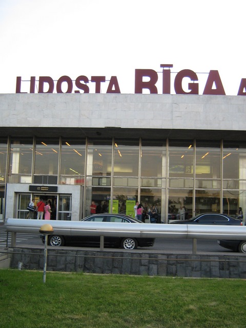 Par zādzību aizturēti divi lidostas “Rīga” darbinieki.