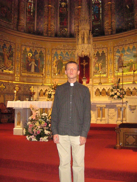 Bērnus kristīs latviešu priesteris.