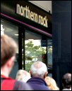 Noguldītāji pulcējas pie “Northern Rock” bankas filiālēm.