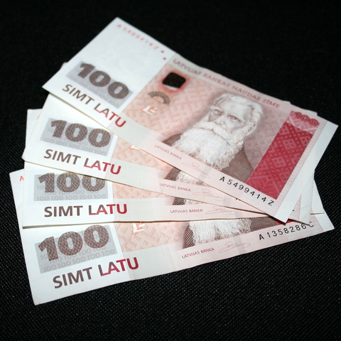 Latvijā pelna vidēji 355 latus mēnesī
