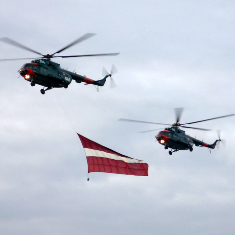 Tūkstošiem cilvēku vēroja svētku pasākumus