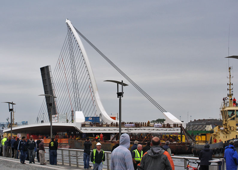 Jaunais tilts pār River Liffey