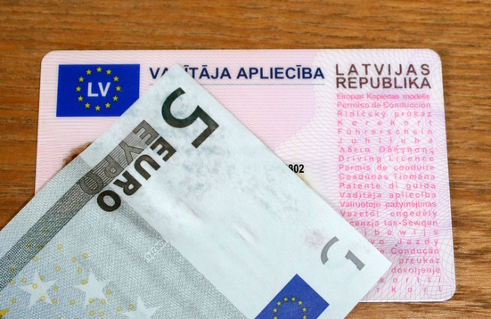 Atkal atrod viltotu Latvijas autovadītāja apliecību