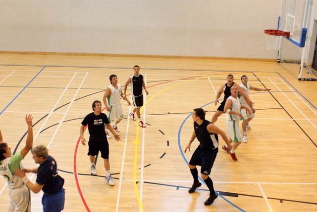 Basketbola komanda aicina spēlētājus
