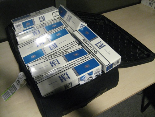 Rīgas lidostā aiztur koferi ar cigaretēm