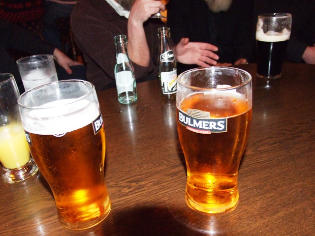 Parlamentārieši iebilst pret alkohola limita samazināšanu autovadītāju asinīs