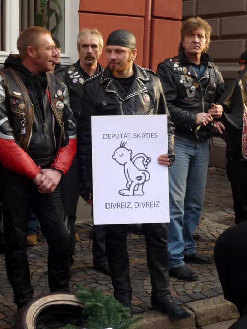 Pie Saeimas protestē motociklisti – foto