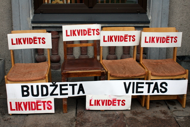 Deputāti lemj, tauta protestē – foto