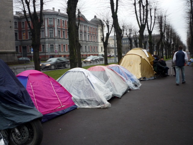 Protestētājs lūdz piešķirt dzīvokli