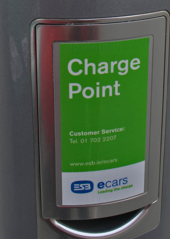 Dublinā uzstādīti pirmie elektromobīļu lādētāji