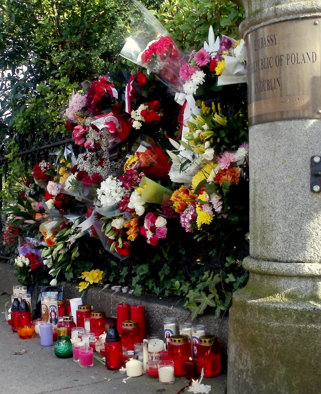 Pie Polijas vēstniecības Dublinā cilvēki novieto ziedus