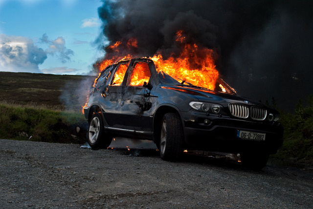 Īrijas ikdiena – nodedzinātas automašīnas
