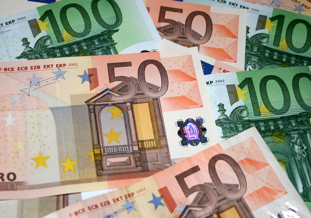 Parlaments nobalso par minimālās algas samazināšanu
