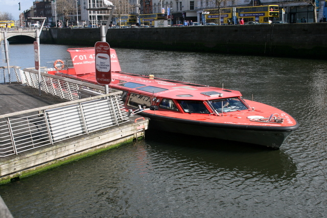 Ar kuģīti pa Liffey