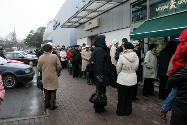 Pie Krājbankas bankomātiem cilvēki stundām stāv rindās