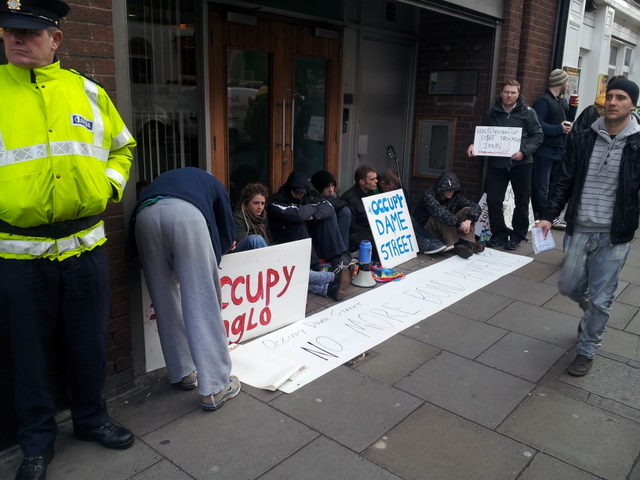 Occupy Dame Street grupa protestē pie Finanšu ministrijas