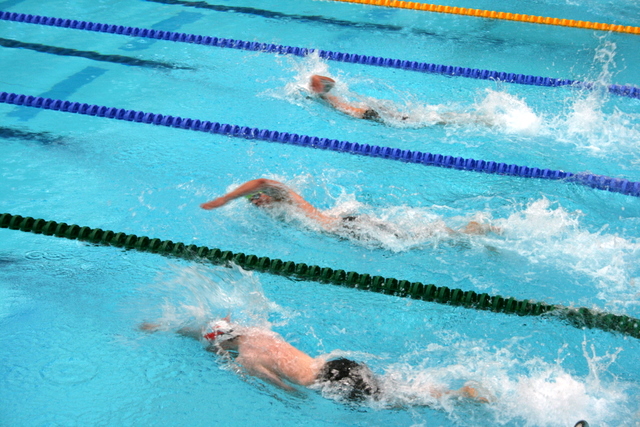 V. Bušs labo personīgo rekordu 100m brīvajā stilā