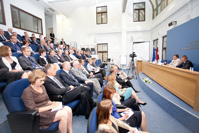 Cita starpā, premjers uzdod vēstniekiem rūpēties par ārzemēs dzīvojošajiem