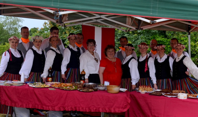 “Karbunkulis” un latviešu našķi Castleblayney festivālā