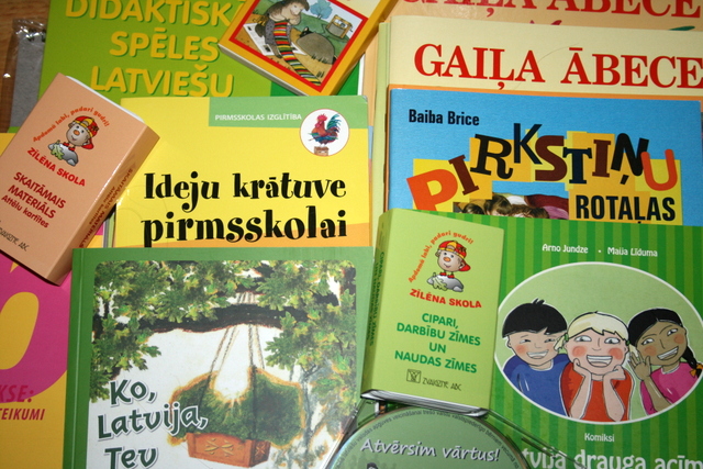Vēstniecība un LVA skoliņām dāvina mācību līdzekļus
