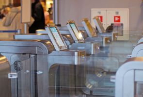 Lidostā “Rīga” sāk strādāt elektroniskie drošības vārti
