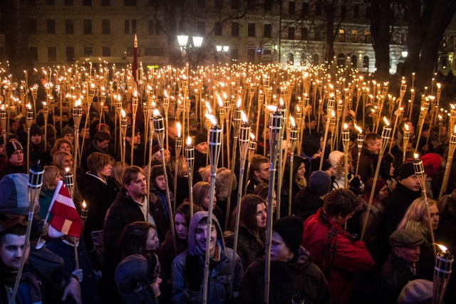 Lāpu gājienā Rīgas centrā piedalījās desmit tūkstoši iedzīvotāju