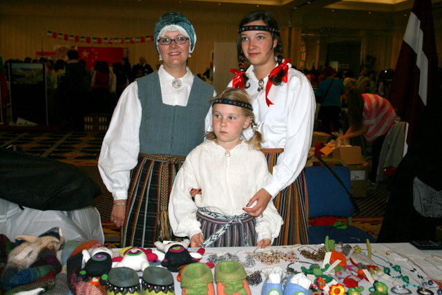 International Charity Bazaar dziedās koris “eLVē”