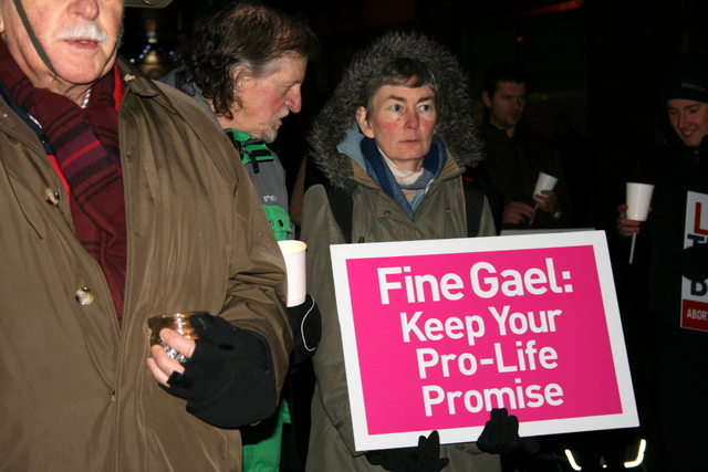 Dublinā protestē pret daļēju abortu legalizāciju