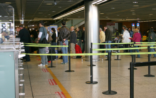 Dublinas lidostā sāk testēt pašapkalpošanās pasu kontroli
