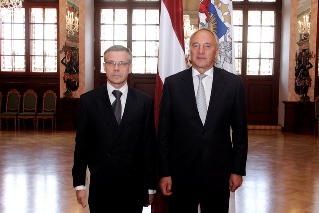 Prezidents pasniedz akreditācijas vēstules jaunajam Latvijas vēstniekam Īrijā Gintam Apalam