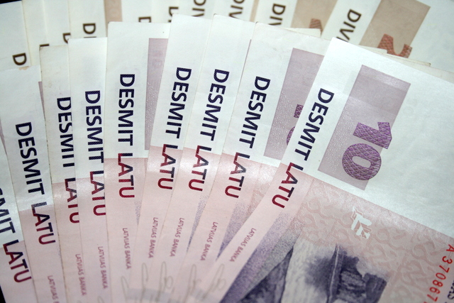 Algu pēc nodokļiem līdz 200 latiem Latvijā saņem 28,9% strādājošo