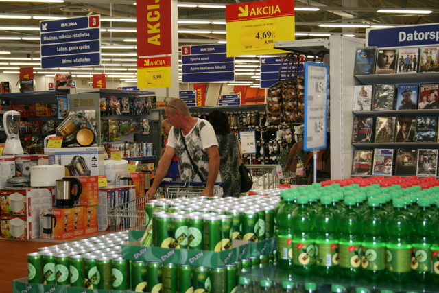 Aptauja: 72% Latvijas iedzīvotāju naudas pietiek tikai izdzīvošanai