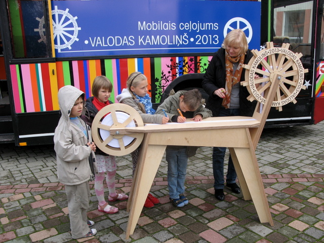 1600 bērnu, t.sk. no Īrijas, ierakstījuši vēlējumu 500 metrus garajā „Valodas kamoliņā”!