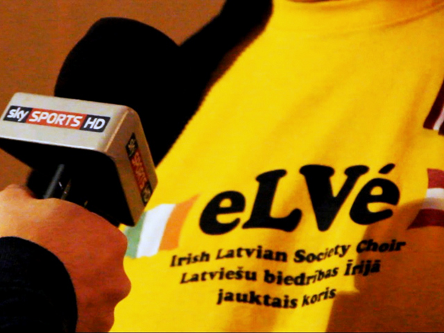 Koris “eLVē” tiekas ar SKY Sports filmēšanas grupu