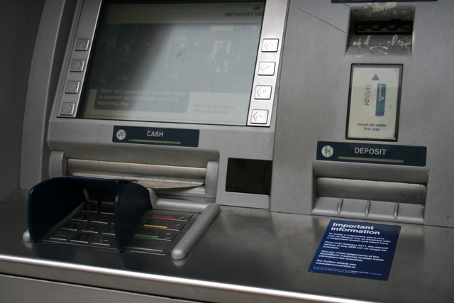 Bankām nāksies nomainīt bankomātu novecojušās programmatūras
