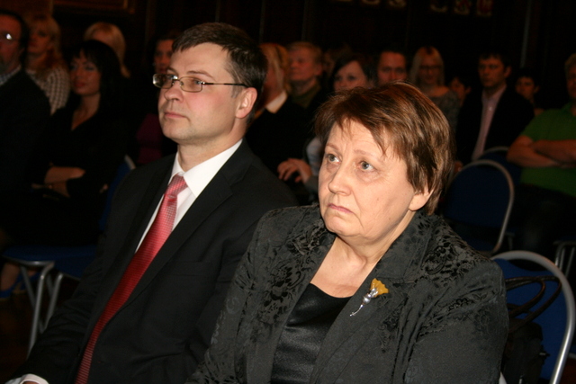 Straujuma: no četriem ekonomisko sankciju blokiem Latvijai pieņemamākais ir ieroču embargo