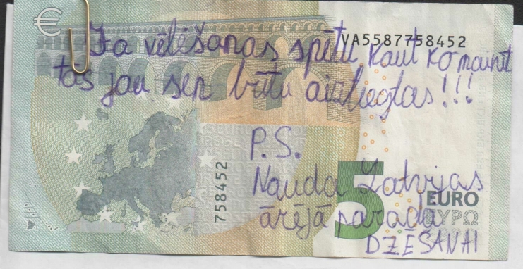 CVK balsošanas aploksnēs konstatējusi arī ievietotas naudaszīmes