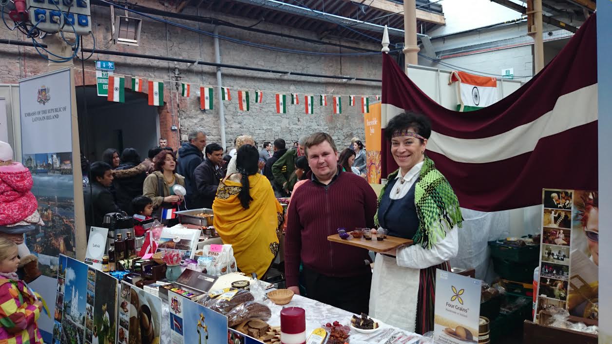 Dejotāji uzstājas labdarības tirdziņā Dublinā