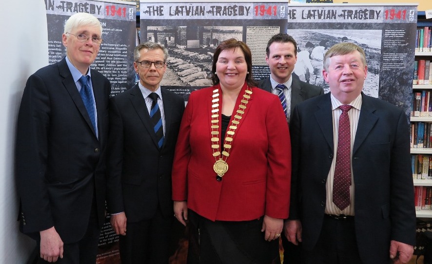 Vēstnieks G. Apals Balinaslo atklāj izstādi par Latvijas vēsturi