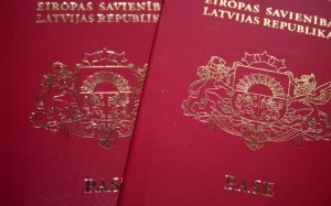 Moldovas pilsone PPS numura saņemšanai un pabalstu izkrāpšanai izmantojusi viltotu Latvijas pasi