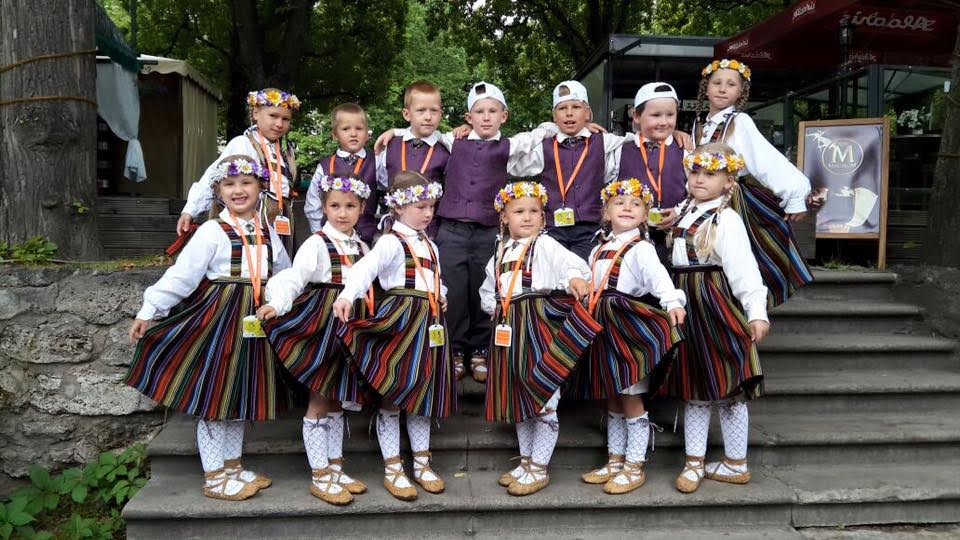 Saskaita dziesmusvētkos izdziedātās dziesmas, izdzerto ūdeni un apēstos “Kāruma” sieriņus