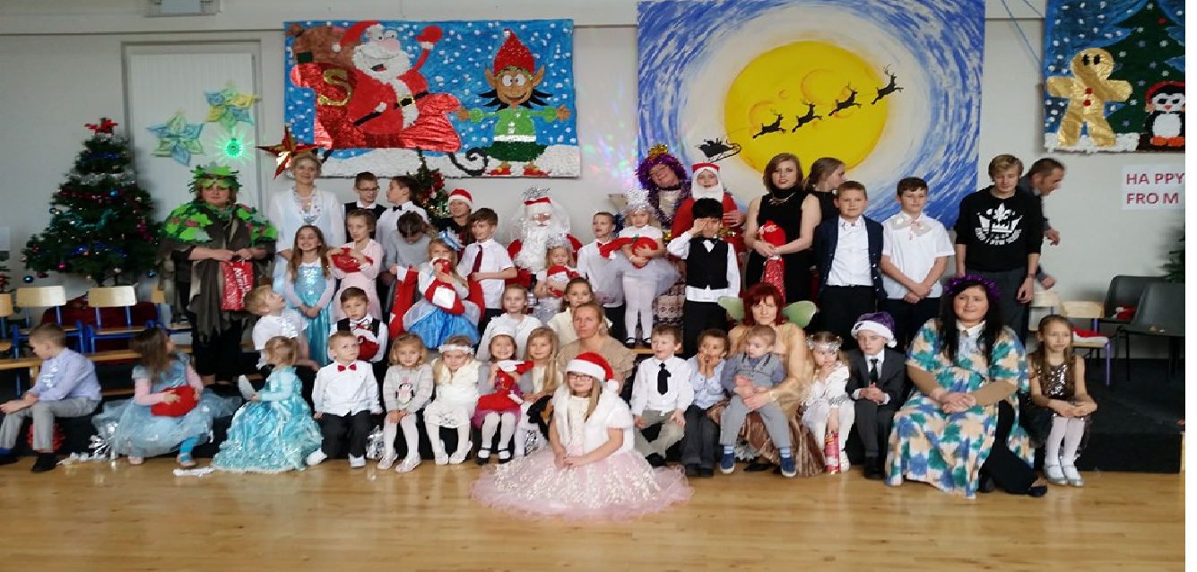 DZINTARA MĀKSLAS SKOLAS saime ballējas  Ziemassvētku pilī
