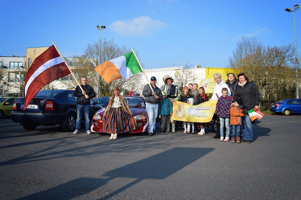 Sv. Patrika dienas parādē Carlow mirdz Dzintars