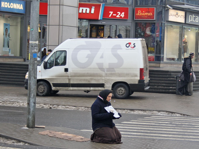 Latvijā zem nabadzības riska dzīvo 606 000 cilvēku